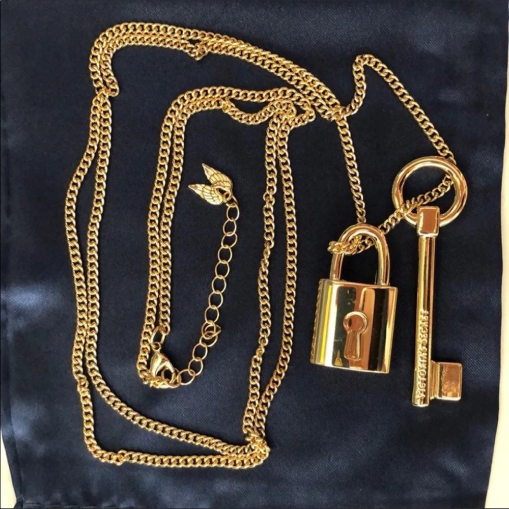 VICTORIA SECRET Signed Gold Tone Lock & Key Necklace